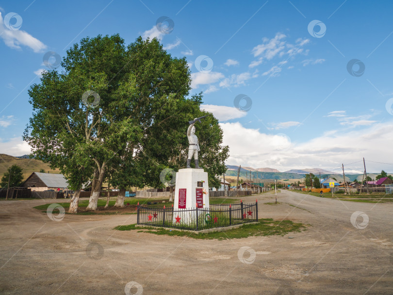 Скачать Памятник погибшему воину в Великой Отечественной войне в центре горного села Курай на Алтае. фотосток Ozero