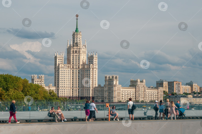 Скачать Туристы в популярном месте Москвы на смотровом мосту "Зарядье". фотосток Ozero