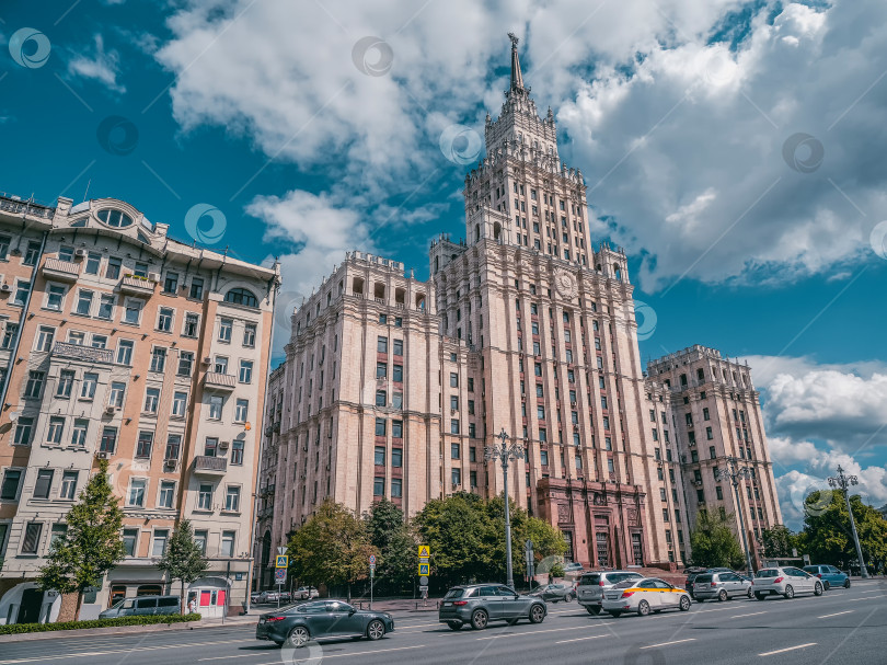 Скачать Прекрасный летний вид на Москву. Сталинский жилой дом фотосток Ozero