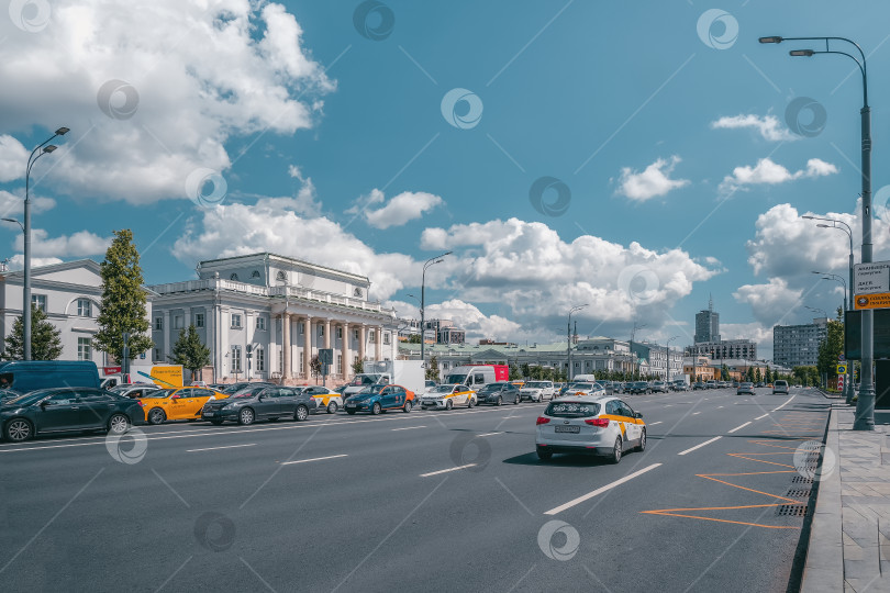 Скачать Россия, Москва, 31 июля 2020 года. Прекрасный вид на Москву. Московское движение автомобилей. Такси на городской улице фотосток Ozero