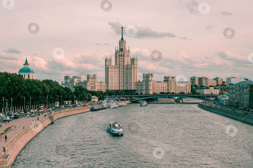 Скачать Судоходство по Москве-реке. Прекрасный вид на Москву. Арочный мост через Москву-реку. Россия фотосток Ozero