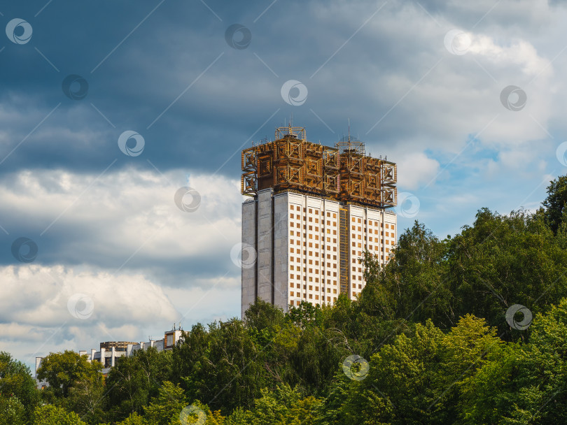 Скачать Академия наук в Москве. Медная конструкция на крыше здания фотосток Ozero