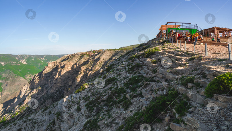 Скачать Смотровая площадка и кафе в Сулакском каньоне. фотосток Ozero