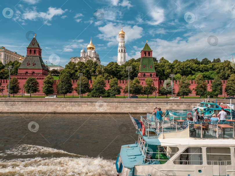 Скачать Россия, Москва, 31 июля 2020 года. Турист на туристическом катере фотографирует красный Кремль в Москве фотосток Ozero