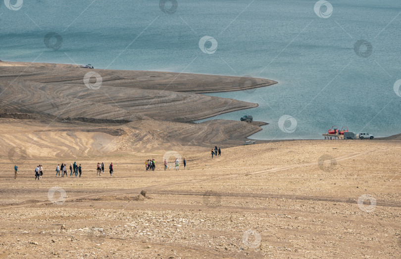 Скачать Группа туристов идет садиться в лодки. Удаленный просмотр. фотосток Ozero