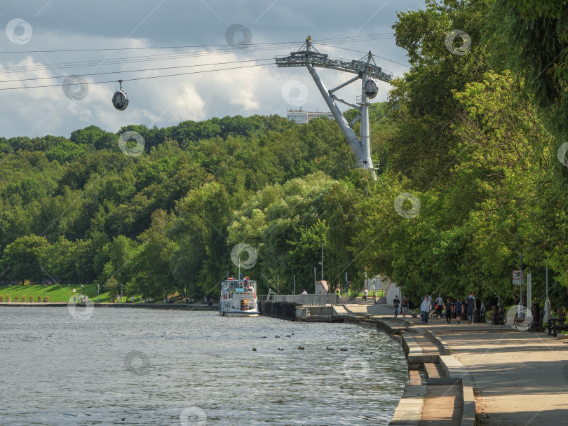 Скачать Россия, Москва, 31 июля 2020 года. Набережная Москвы-реки с причалом для туристических теплоходов и канатной дорогой фотосток Ozero