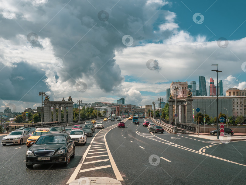 Скачать Прекрасный вид на Смоленскую улицу и Бородинский мост в Москве. Московское движение автомобилей. фотосток Ozero