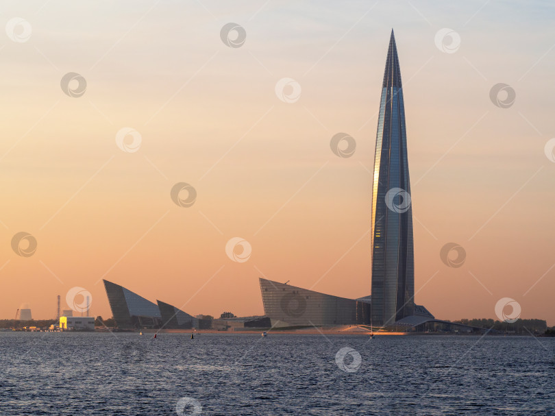 Скачать Вид на закат в Лахта-центре с залива, Санкт-Петербург. фотосток Ozero