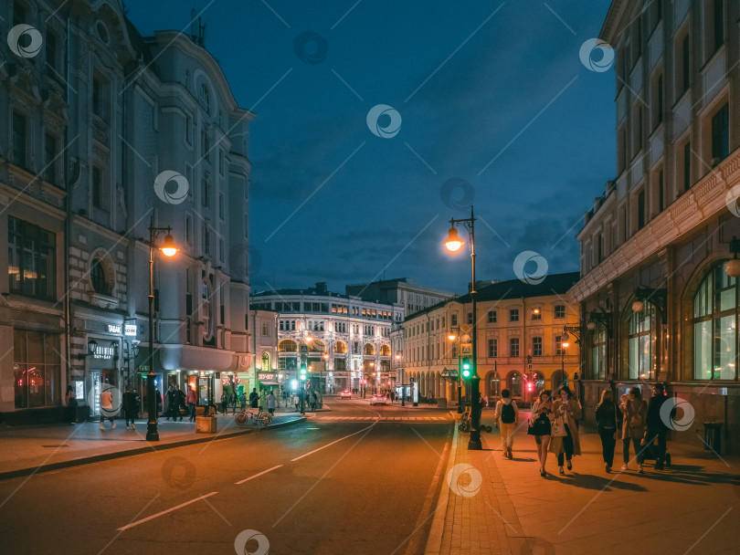 Скачать Москва - 31 июля 2020 года: Москва ночью. Перспектива уличных фонарей вдоль дороги. фотосток Ozero