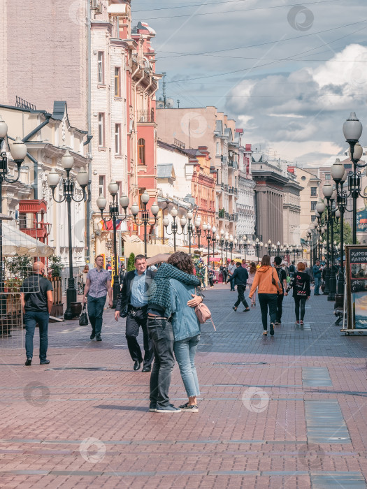 Скачать Объятия на улице. Улица Арбат в Москве. фотосток Ozero