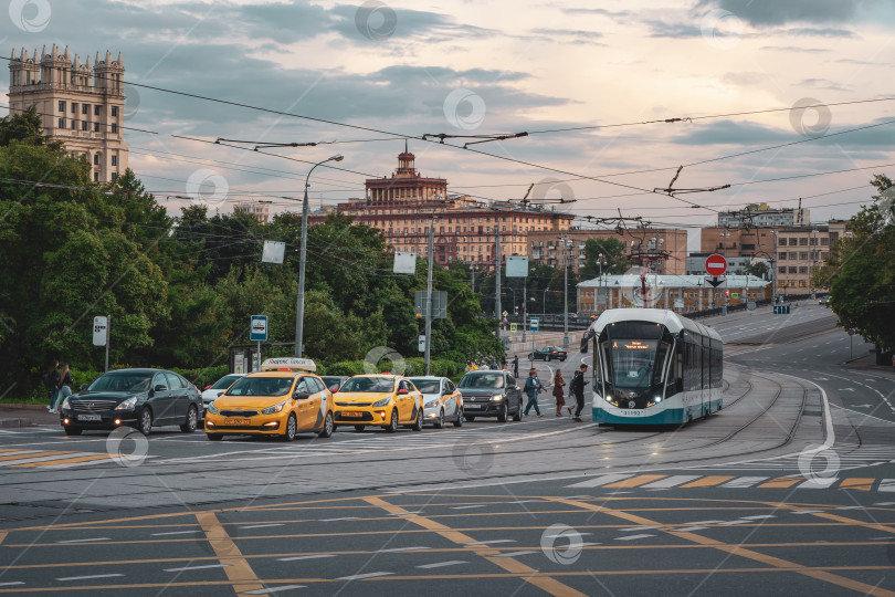 Скачать Россия, Москва, 31 июля 2020 года. Современный трамвай на центральной улице города вечером. фотосток Ozero