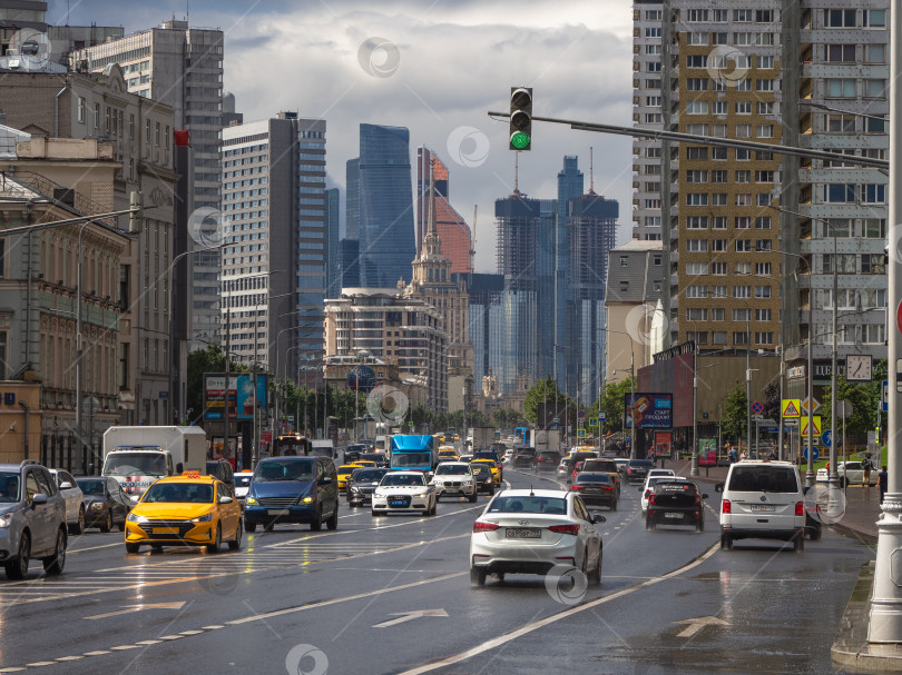 Скачать Автомобили на улице в Москве. Московское движение на Новом Арбате фотосток Ozero