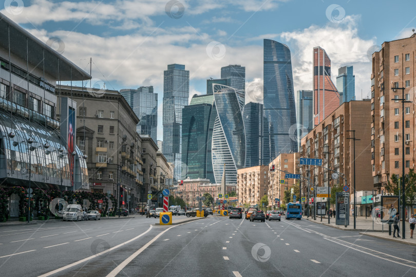 Скачать Кутузовский проспект в Москве, вид на современные небоскребы. фотосток Ozero