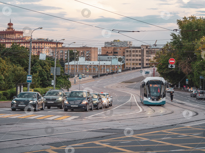 Скачать Россия, Москва, 31 июля 2020 года. Современный трамвай на центральной улице города вечером. фотосток Ozero