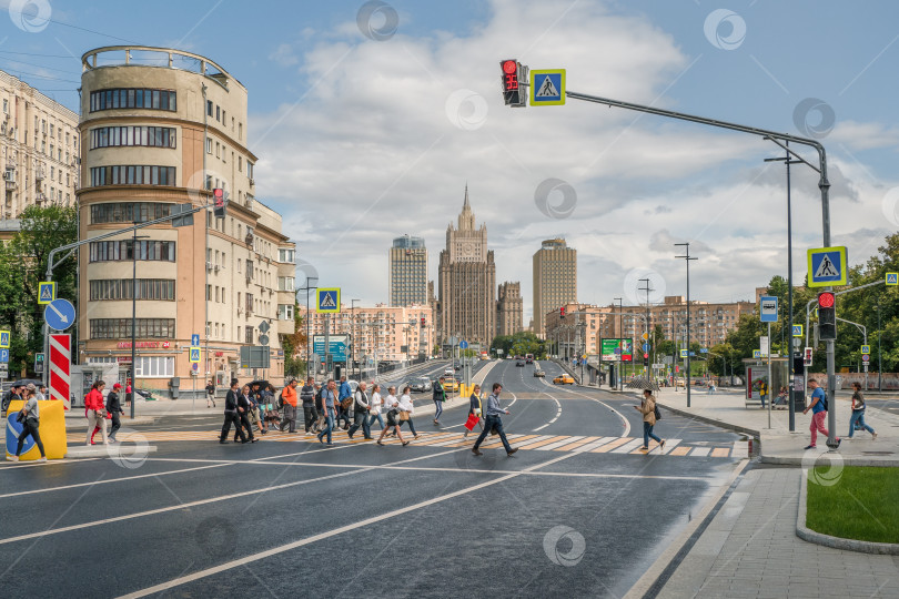 Скачать Кутузовский проспект в Москве, люди переходят дорогу по пешеходному переходу. фотосток Ozero