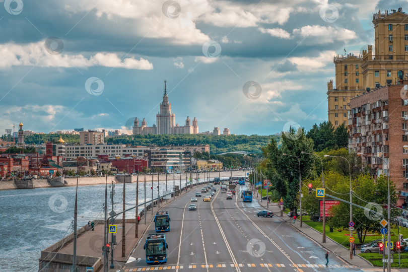 Скачать Университет на зеленом холме в лучах вечернего солнца. Прекрасный московский вечерний городской пейзаж. фотосток Ozero