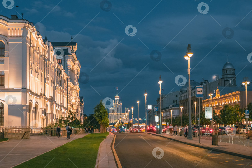 Скачать Москва - 31 июля 2020 года: Москва ночью. Перспектива уличных фонарей вдоль дороги фотосток Ozero