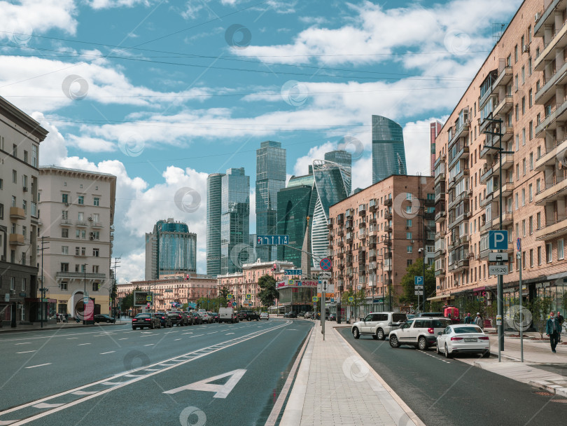 Скачать Москва - 31 июля 2020 года: Повседневная жизнь в городе. Автобусная полоса на улице фотосток Ozero