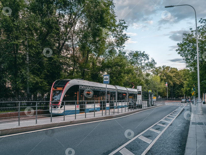 Скачать Россия, Москва, 31 июля 2020 года. Современный трамвай на центральной улице города вечером фотосток Ozero