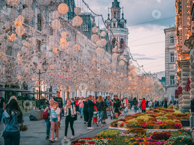 Скачать Москва - 31 июля 2020 года: Москва ночью. Люди идут по улице. Перспектива уличных фонарей вдоль дороги фотосток Ozero