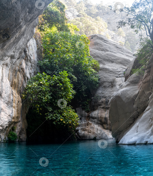 Скачать природный скалистый каньон с голубой водой в Гейнюке, Турция фотосток Ozero