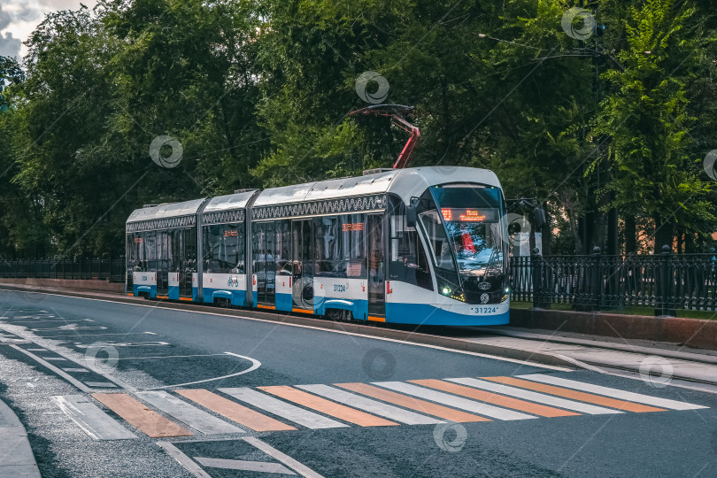 Скачать Россия, Москва, 31 июля 2020 года. Современный трамвай на центральной улице города вечером фотосток Ozero