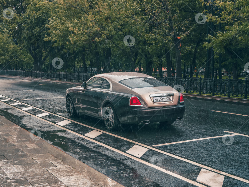 Скачать Москва - 31 июля 2020 года: "Роллс-ройс" припаркован под дождем фотосток Ozero