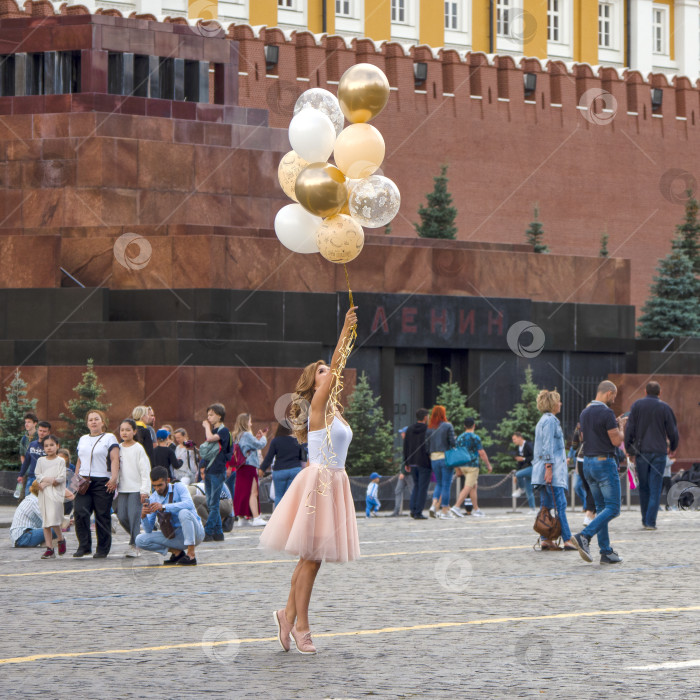 Скачать Девушка с воздушными шарами. Красная площадь, Москва, июль 2020 года фотосток Ozero