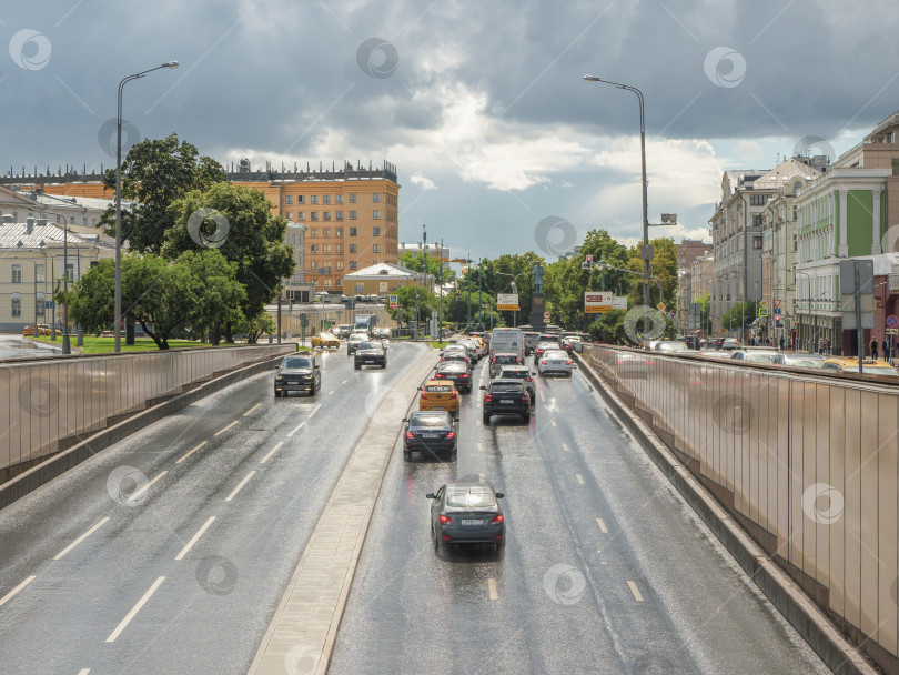 Скачать Россия, Москва, 31 июля 2020 года. Район Арбат в Москве. Динамика улицы с движением автомобилей фотосток Ozero