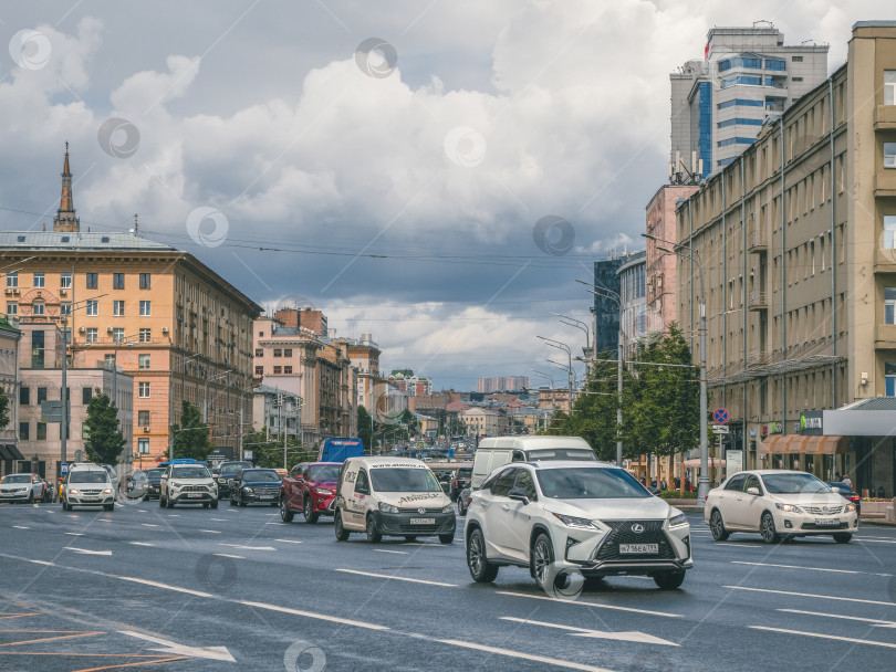 Скачать Россия, Москва, 31 июля 2020 года. Московское движение автомобилей. Динамика улицы с движением автомобилей фотосток Ozero