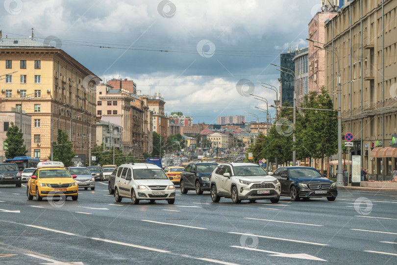 Скачать Россия, Москва, 31 июля 2020 года. Динамика улицы с движением автомобилей фотосток Ozero