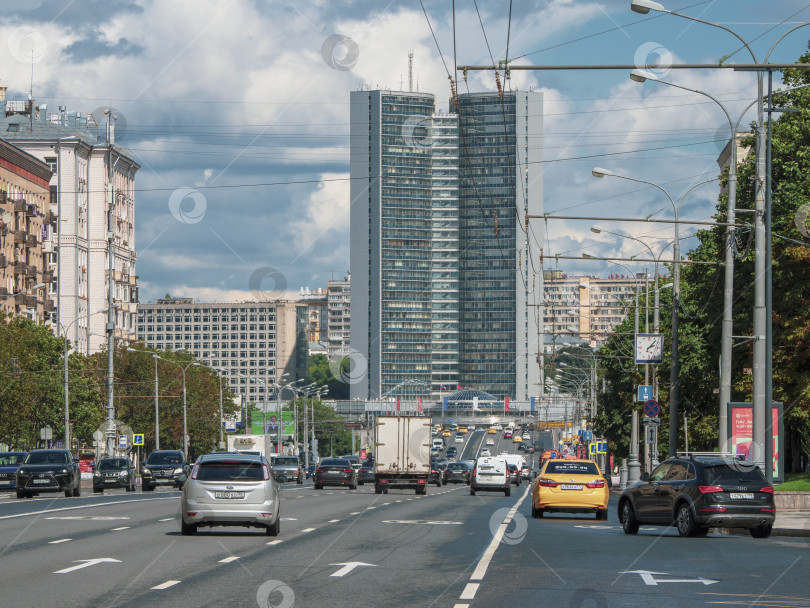 Скачать Россия, Москва, 31 июля 2020 года. Московское движение автомобилей. Динамика улицы с движением автомобилей фотосток Ozero