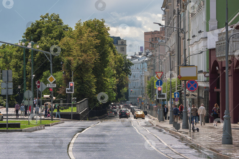 Скачать Россия, Москва, 31 июля 2020 года. Район Арбат в Москве. Уличная динамика с движением автомобилей и людей, идущих по улице фотосток Ozero