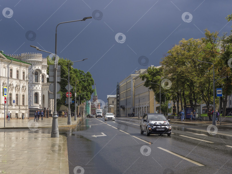 Скачать Россия, Москва, 31 июля 2020 года. Доставка суши. Московское движение автомобилей в летний дождливый день. Прекрасный вид на Москву фотосток Ozero