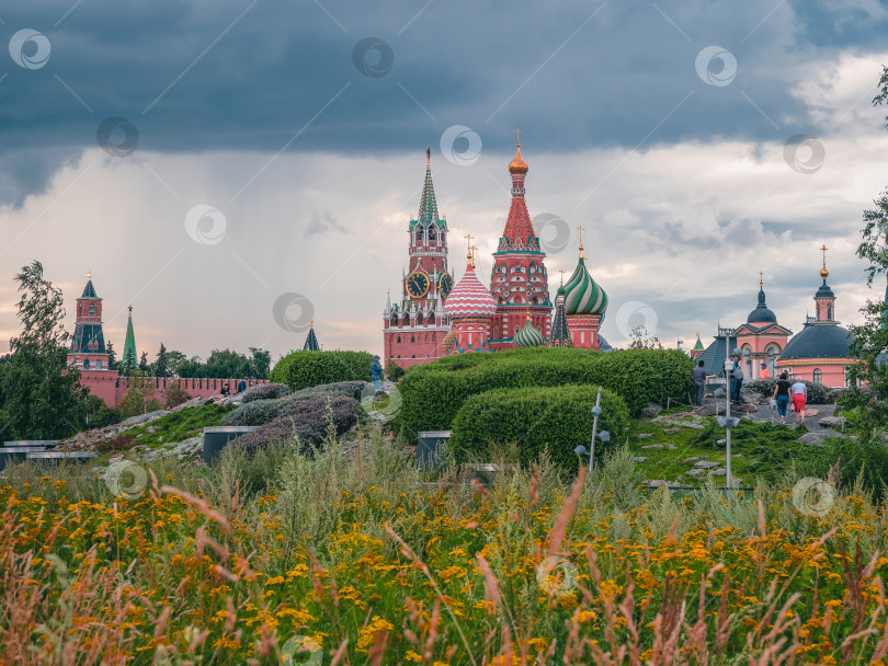 Скачать Россия, Москва, 31 июля 2020 года. Московский Кремль, прекрасный вид на архитектурный комплекс Московского Кремля в дождливый осенний день фотосток Ozero