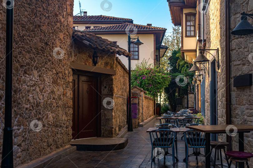 Скачать переулок в исторической части старого центра Анталии фотосток Ozero