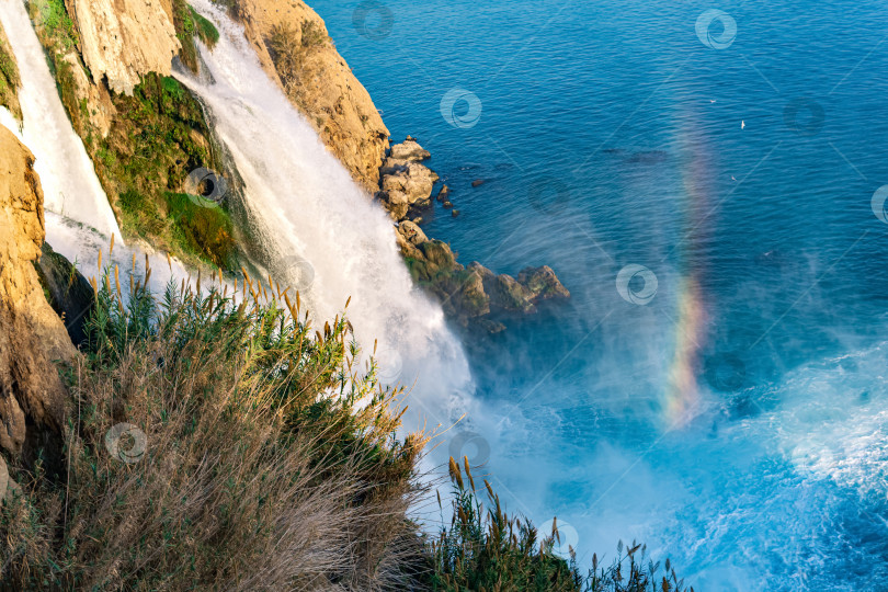 Скачать радуга у подножия водопада, падающего в море со скалы, Нижний Дюден, Анталия фотосток Ozero