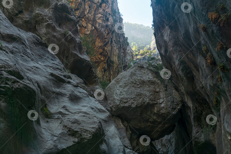 Скачать огромный камень висит, застряв между двумя скалистыми стенами каньона Гейнюк в Турции фотосток Ozero