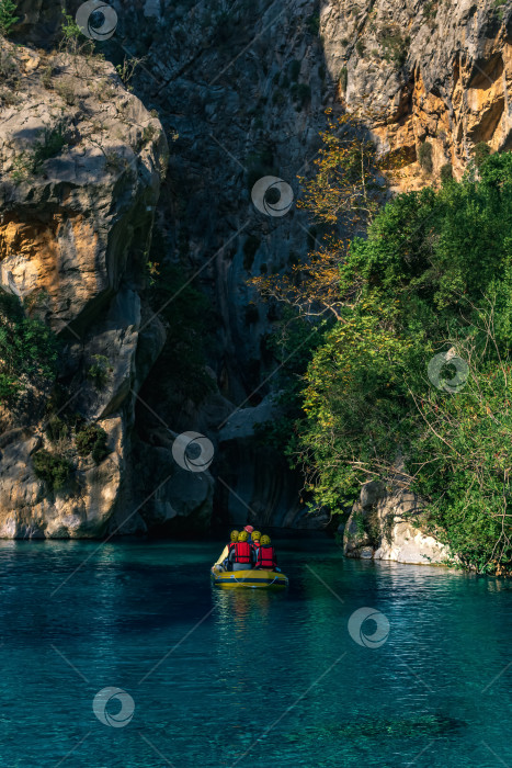 Скачать туристы на надувной лодке сплавляются по каньону голубой воды в Гейнуке, Турция фотосток Ozero