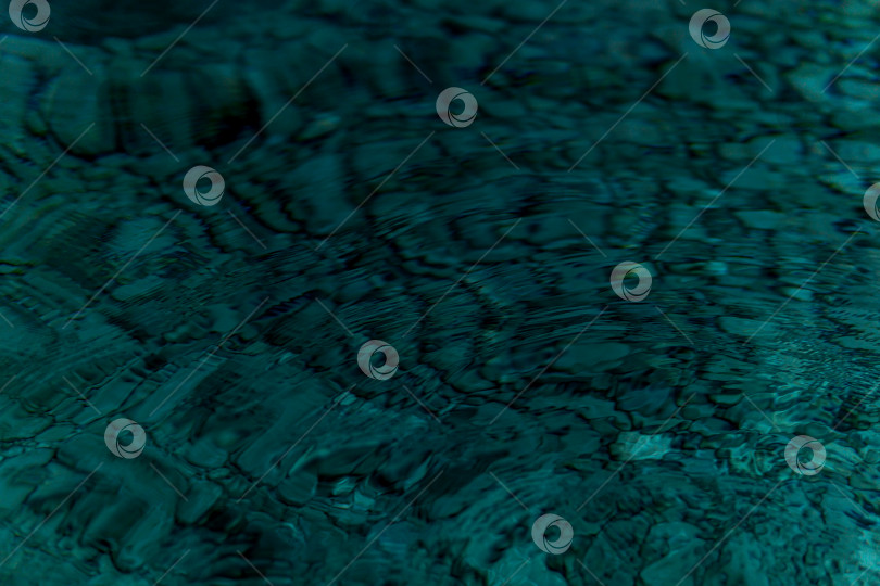 Скачать абстрактный размытый фон - поверхность прозрачной чистой голубой воды с кругами от капель фотосток Ozero