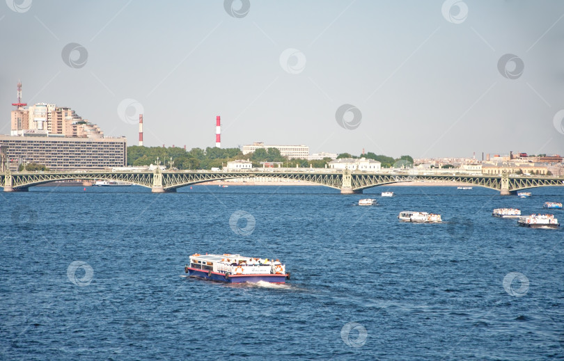 Скачать Санкт-Петербург, Россия - Дворцовый мост через Неву. фотосток Ozero