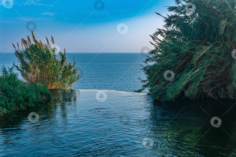 Скачать край земли, вид на море с вершины водопада, Нижний Дюден, Анталия фотосток Ozero