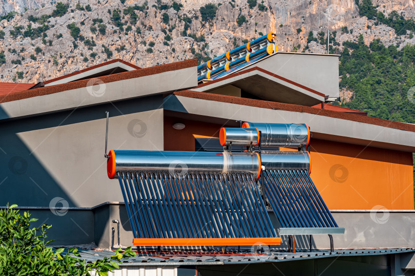 Скачать солнечные тепловые коллекторы, установленные на крыше жилого здания фотосток Ozero