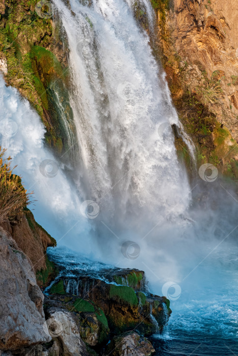 Скачать пейзаж у подножия водопада фотосток Ozero