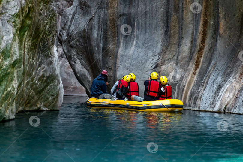 Скачать люди на надувной лодке сплавляются по каньону голубой воды в Гейнуке, Турция фотосток Ozero