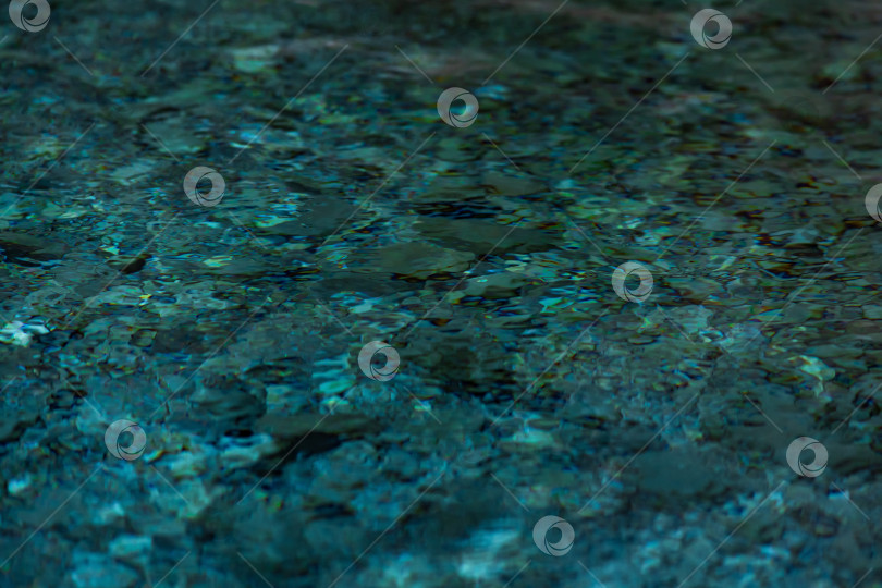 Скачать абстрактный размытый фон - поверхность прозрачной чистой голубой воды с кругами от капель фотосток Ozero