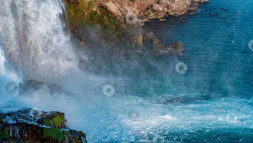 Скачать пейзаж у подножия водопада фотосток Ozero
