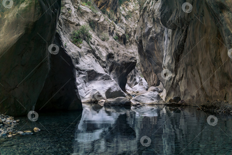Скачать чистое прозрачное озеро на дне глубокого каньона фотосток Ozero