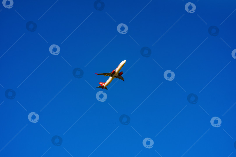 Скачать Самолет авиакомпании "Корендон Эйрлайнз" взлетает на фоне голубого неба фотосток Ozero