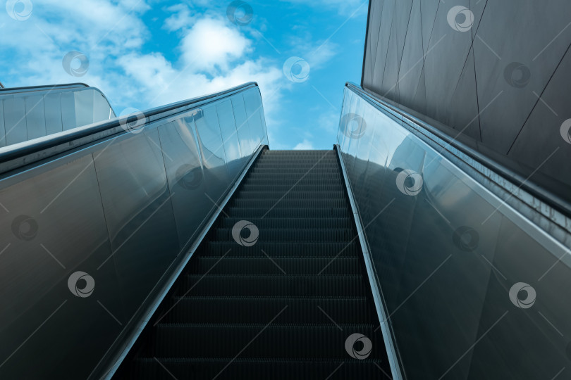 Скачать движущаяся лестница ведет в небо фотосток Ozero
